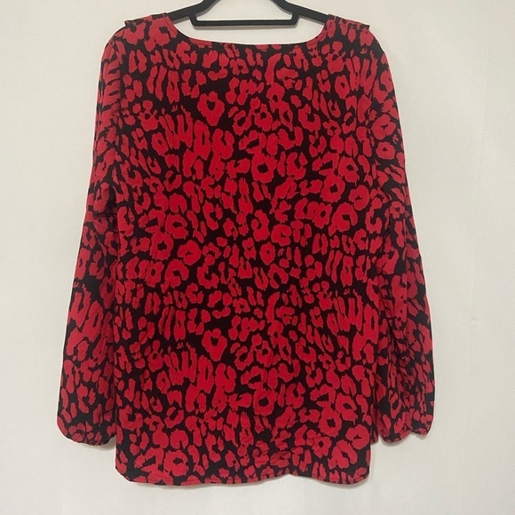 Lane Bryant LIKE NEW red/black animal print ruffle front v neck blouse size 14 - Picture 2 of 4